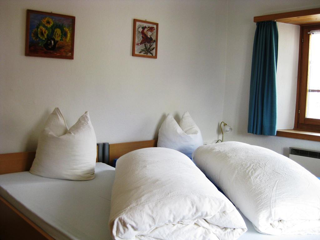 Pensiun Garni Plaz Hotel Scuol Room photo